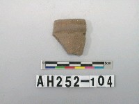 藏品(灰色夾砂陶口緣殘件)的圖片